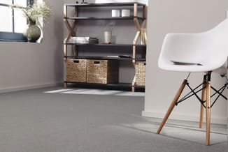 Moderne kantoorkamer met grijze vloer, wandkast met zwarte metalen frame, houten dwarsbalken en rieten manden, witte design s