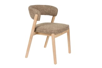 Houten stoel met beige gestoffeerde zitting en gebogen rugleuning tegen witte achtergrond.