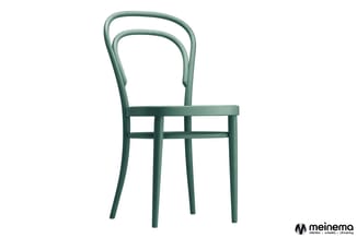 Groene houten stoel met gebogen rugleuning en horizontale striping, frontal gepositioneerd tegen witte achtergrond.
