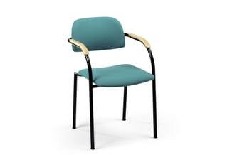 Vergaderstoel met turquoise bekleding, zwart stalen frame en houten armleuningen, met rugleuning.