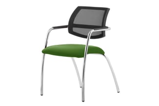 Bureaustoel met zwart gaasrugleuning, groen zitgedeelte, zilveren aluminium frame en armsteunen.