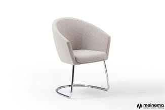 Grijze fauteuil met gestoffeerde zitting en rug, metalen buisvormige onderstel in chromé afwerking, modern design.
