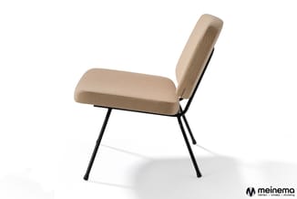Beige gestoffeerde stoel met hoge rugleuning en zwart metalen vier-poten frame, vrijstaand tegen witte achtergrond.