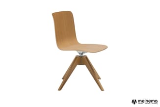 Houten draaistoelmet gebogen rugleuning en vierpootonderstel in natuurlijke houtkleur tegen witte achtergrond.