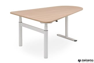 Verstelbare vergadertafel met ovaal licht houten blad en wit metalen onderstel met horizontale verbindingsbuis.