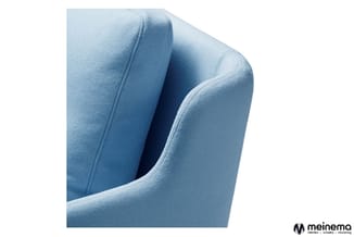 Blauwe stoel met afgeronde rugsteun en gewatteerde zitting, detail van armsteun en zijprofiel.