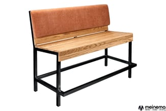 Hoekbank met oranje gestoffeerde rugleuning, houten zitting en zwart metalen frame.
