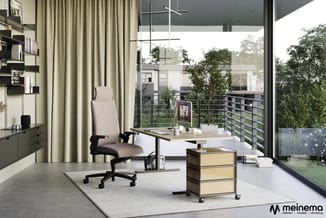 Modern kantoor met beige ergonomische bureaustoel, zwart bureau, gele ladenkast op wielen, wandkasten, gordijnen en glazen ba