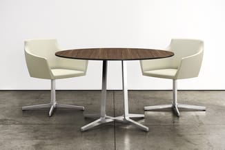Ronde tafel met donkerbruin blad en wit onderstel, met twee crèmekleurige stoelen met metalen kruisonderstel in moderne kanto