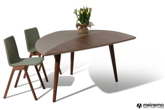 Eiervormige vergadertafel in donkerbruin hout met grijze bovenkant, twee groene stoelen met houten poten en bloemenvaas centr