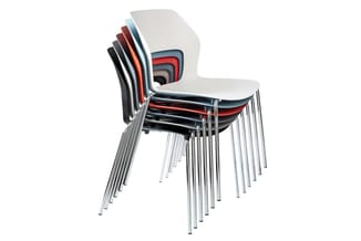 Stapelbare vergaderstoelen in wit, zwart, rood en blauw met chromen frame, gestapeld weergegeven.