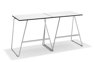 Vergadertafel met wit blad en twee delen, ondersteund door zilvergrijze metalen trapezium-vormige poten met dwarsbalken.