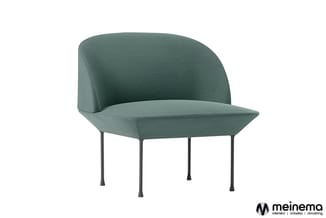 Groene fauteuilstoel met afgeronde rugleuning, zitplaats en metalen poten op witte achtergrond.