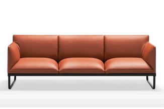 Driezits bank met terracottakleurig leren bekleding en zwart metalen poten, moderne uitvoering.