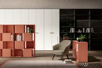 Modern kantoorinterieur met terracottakleurige modulaire kasten, beige fauteuil, zwarte boekenkast en houten vloer.
