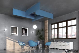 Modern kantoor met blauwe design-stoelen rond glazen tafel, blauwe plafondpanelen, betonnen wanden, bakstenen pijler en witte