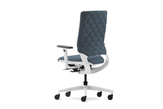 Ergonomische bureaustoel met gestoffeerde rugleuning in donkergrijs, witte frame, verstelbare armleuningen en wielen op wielb