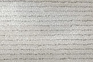 Textieloppervlak met horizontale rijen, lichtgrijs/wit met structuurpatroon, mogelijk akoestisch wandpaneel of stoffering.