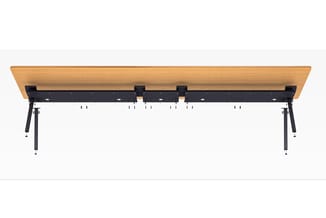 Rechthoekige vergadertafel met houten blad in houtkleur en zwart stalen frame, bovenaanzicht.