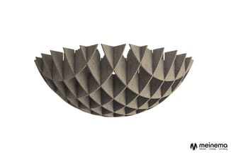 Grijze akoestische plafondpaneel met gevouwen, driehoekige elementen in een komvorm, ontwerp voor geluidsdemping.
