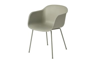 Moderne kunststof armstoel in zagegroene kleur met grijsgroene metalen pootjes op wit oppervlak.