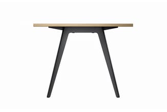 Moderne tafel met natuurlijk houten blad en zwart metalen trapezium-vormig onderstel, frontaanzicht.
