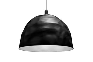 Zwarte hanglamp met gesloten koepelvormige kap en witte binnenkant, aan grijs snoer opgehangen.