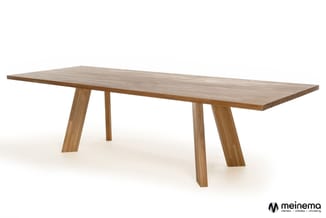 Houten vergadertafel met rechthoekig blad en vier trapeziumvormige poten in natuurlijke houtkleur.