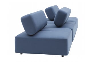 Blauwe moderne fauteuil met ronde kussens, geometrische vormen en zwarte poten op witte achtergrond.