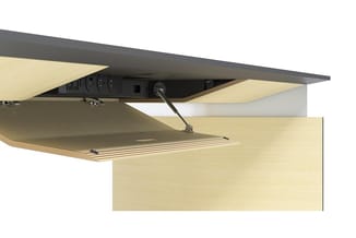 Houten bureauscherm in lichtbeige kleur met geïntegreerde power strip en kabelmanagement onder het blad.