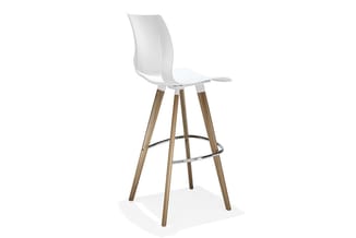Witte barstoel met gebogen rugleuning, houten poten in natuurtint en metalen voetensteun, tegen witte achtergrond.