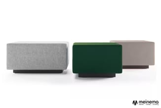 Drie lage modulaire zitblokken: grijs gestoffeerd, donkergroen fluweel en beige, elk met zwart onderstel, op witte achtergron