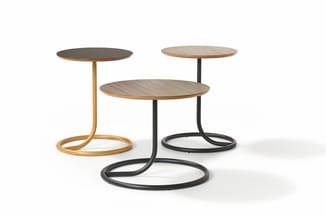 Drie ronde bijzettafels met houten blad: één met grijs blad en houten frame, twee met natuurlijk houten blad en zwart stalen