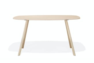 Houten vergadertafel met ovale tafelblad en twee schuine poten, naturel kleurig hout, tegen witte achtergrond.