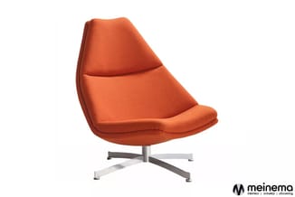 Oranje fauteuil met gestoffeerde zitting en rugleuning op 4-poots aluminium draaivoet.