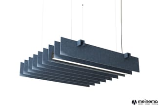 Hangend akoestisch paneel in donkerblauwe kleur met gelaagde trapvormige voorkant en LED-verlichting eronder.