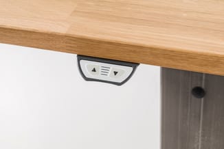 Elektrisch verstelbare bureau met houten blad en grijze poot, bedieningspaneel met pijlen zichtbaar onder het blad.