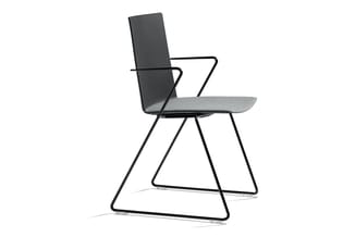 Moderne stoel met zwart metalen frame, grijze zitting, zwarte rugleuning en armsteunen op trapeziumvormige voetsteun.