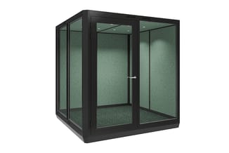 Akoestische belcel met zwart aluminium frame, groene stoffering, glazen panelen, LED-verlichting en grijze vloerbedekking.