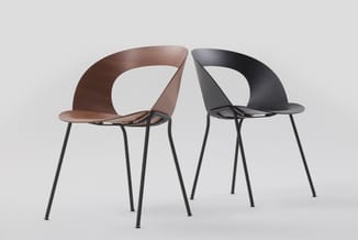 Twee moderne stoelen met gebogen houten zitting en zwart metalen onderstel, één in bruin en één in zwart, tegen neutrale acht
