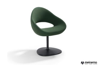 Groene draaibare stoel met organische vormen, zwart voetsteun op wielbasis, modern design tegen witte achtergrond.