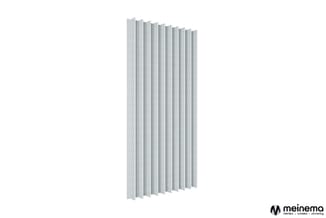 Verticale akoestische wandpanelen in lichtgrijs, geplaat in wijde hoek tegen witte achtergrond.