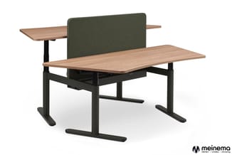 Elektrisch verstelbaar bureau met houten blad, zwart onderstel en groen akoestisch scherm, twee werkplekken.