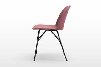 Moderne stoel met roze/mauve bekleding en zwart metalen frame met diagonale verstevigingsbuizen, zijprofiel tegen witte achte