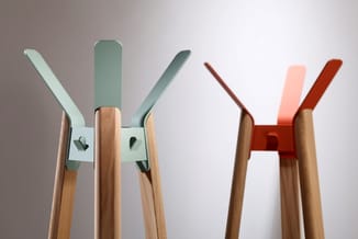 Zes tuingereedschappen met houten handvatten: drie met grijs-groene metalen bladen en twee met rood-oranje bladen, onderaan s