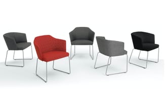 Vijf moderne stoelen met metalen sled-onderstel in verschillende kleuren: donkergrijs, rood, zwart en grijs, met gebogen rugk