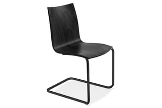 Zwarte kantoorstoel met gebogen houten zitting en rugleuning, zwart metalen stelframe zonder wielen.