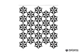 Geometrisch patroon met zwarte stervormen en witte cirkels in symmetrische rijen, opgehangen aan een rail.