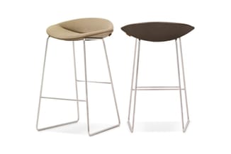 Twee barkrukken met metalen frame en zitting, links beige/zand gekleurde zitting, rechts donkerbruine zitting, beide met voet
