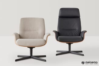 Twee draaibare fauteuils met voetenkruis: links beige stofbekleding, rechts zwarte leren bekleding, beide met houten armsteun